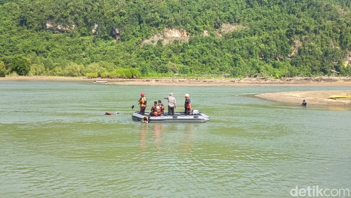 Proses pencarian korban tenggelam di Pantai Pancer Dorr