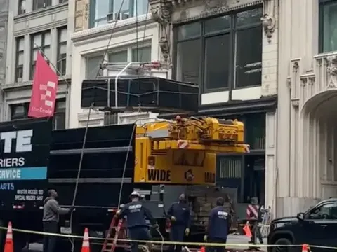 Proses pengangkutan perabotan Jeff Bezos dengan crane