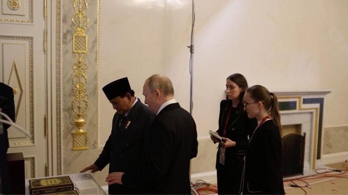 Putin menyerahkan buku Kepemimpinan Militer karya Prabowo dalam bahasa Rusia.