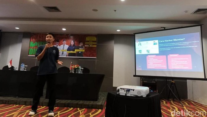 Rahmadhani Novian Jaya saat presentasi di kelas hacker Kalteng