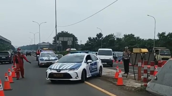 Rekayasa lalu lintas contraflow diberlakukan di Tol Jagorawi arah Bogor siang in imbas penanganan kecelakaan truk terguling di Km 17 pagi tadi. (dok Istimewa)