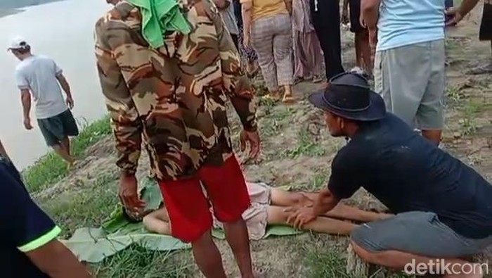 Remaja kembar tenggelam di Bengawan Solo. Satu orang ditemukan meninggal.