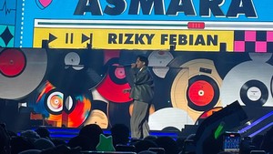 Pada awal, Rizky Febian membuka dengan lagu Cuek yang diaransemen dengan musik soul. Dia juga bergaya dan joget tipis-tipis bersama pemain saxophone.  Foto: Pingkan/detikcom