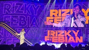 Sebelum akhirnya menutup penampilannya, Rizky Febian kembali mengajak penonton melantunkan lagu ke limanya, Seperti Kisah. Foto: Pingkan/detikcom