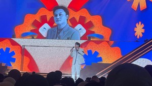 Penampilan Rizky Febian kemudian dilanjutkan dengan lagu Penantian Berharga yang full energik membuat penonton jingkrak-jingkrak. Beberapa part Rizky Febian juga unjuk kebolehan dengan menampilkan head vocalnya. Foto: Pingkan/detikcom