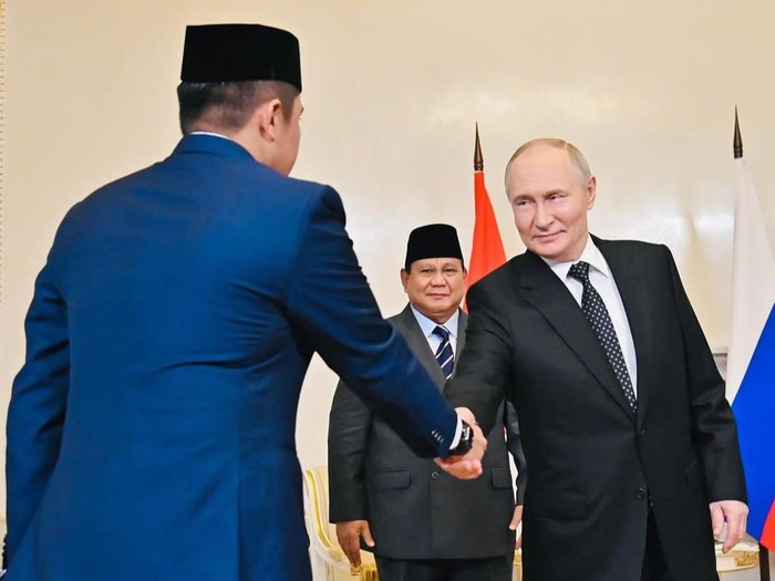 Seskab Teddy berjabat tangan dengan Putin (Dok. Sekretariat Kabinet)