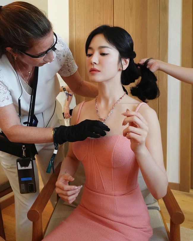 Penampilan Song Hye Kyo disempurnakan dengan koleksi perhiasan berlian Chaumet dengan precious stone ruby. ‘Ondes et Merveilles de Chaumet necklace’ dan ‘Boucles d’oreilles Chasse aux Trésors Or blanc & Or rose earrings’. Foto: dok. Instagram @kyo1122