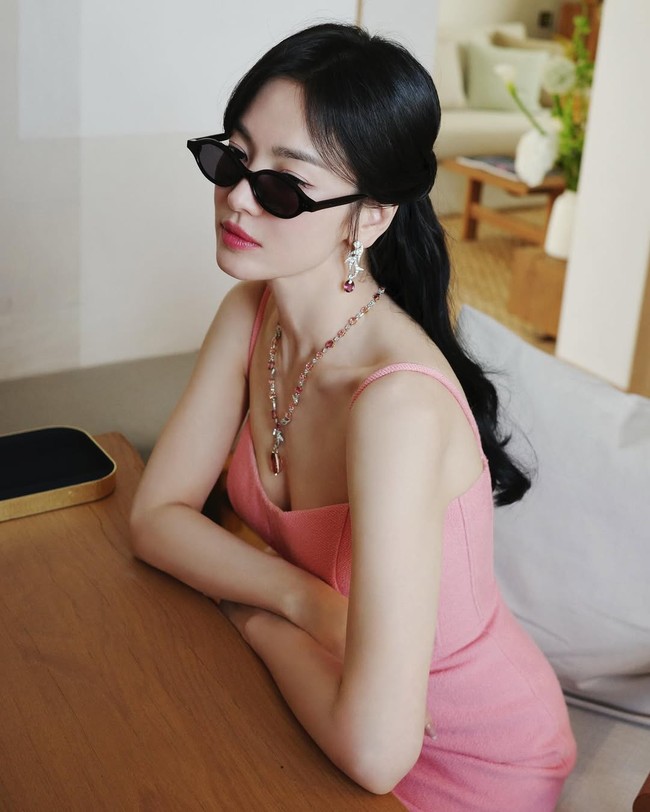 Lewat akun Instagram-nya, bintang drama Korea The Glory itu menampilkan gaya anggunnya saat berbalut sheath dress berwarna pink dari rumah mode Pinkong. Foto: dok. Instagram @kyo1122