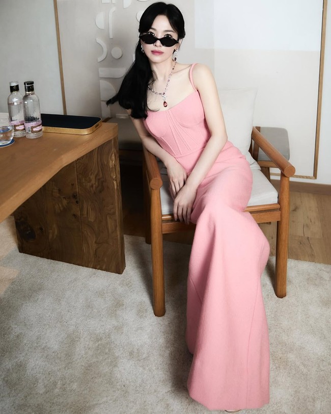 “Bagaimana dia bisa secantik ini,” “Dia tidak memiliki sedikit pun kerutan di lengannya,” “Wajahnya mengalahkan segalanya, bahkan perhiasan dan gaunnya,” komentar para netizen Korea dengan pujian. Foto: dok. Instagram @kyo1122