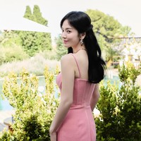 Gaun yang dikenakan Song Hye Kyo menojolkan lekuk tubuhnya yang ramping dan menjadi impian penggemar wanita. Foto: dok. Instagram @kyo1122