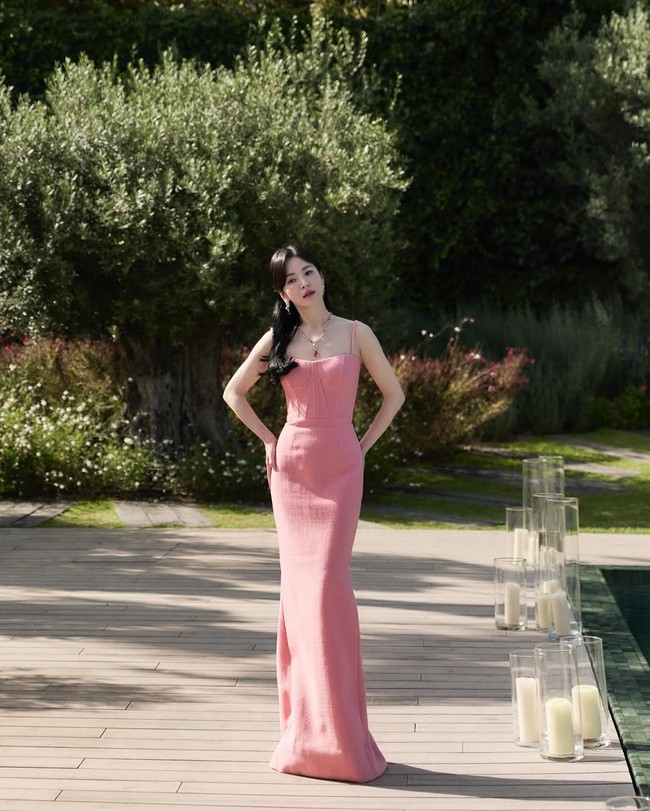 Aktris Korea Song Hye Kyo terbang ke Spanyol untuk menghadiri acara merek perhiasan Chaumet ‘Jewels by Nature’. Foto: dok. Instagram @kyo1122