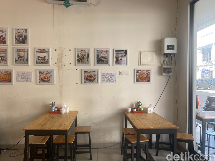 Soto Bang Ebet Soto Bang Ebet, tempat makan soto betawi dan soto oseng lezat di Gading Serpong.