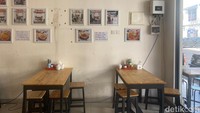 Berada di sebuah ruko, konsepnya seperti warung makan. Area makannya juga sederhana, tapi nyaman dan dingin. Foto: Yenny Mustika Sari/detikFood
