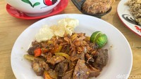 detikFood memesan Soto Oseng Campur. Oseng campurnya terdiri atas daging, tetelan, dan paru sapi yang dibumbui pedas level 3. Foto: Yenny Mustika Sari/detikFood