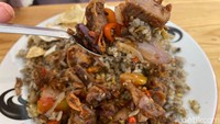Untuk topping-nya juga bisa memilih jenis osengan yang diinginkan. Kami memilih oseng daging sapi dengan pedas level 2. Foto: Yenny Mustika Sari/detikFood