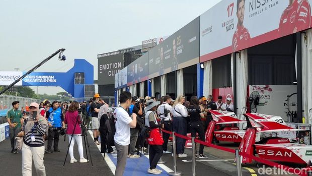 Suasana jelang balapan Formula E Jakarta E-Prix 2025 di Jakarta International E-Prix Circuit, Ancol,