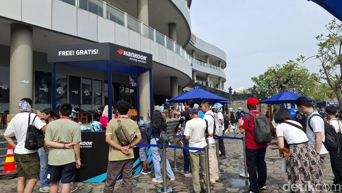 Suasana jelang balapan Formula E Jakarta E-Prix 2025 di Jakarta International E-Prix Circuit, Ancol,