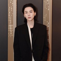 Sebelum sukses dan mendunia, Suga BTS pernah dihadapkan dengan situasi sulit. Dia harus memilih makan mie instan atau naik bus karena tidak bisa membayar keduanya. Pelantun Daechwita itu juga pernah bekerja paruh waktu sebagai pengantar makanan. Foto: dok. Instagram @agustd