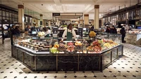 Di London, Inggris, ada Harrods Food Halls yang merupakan supermarket kalangan atas. Di sini kamu bisa menemukan caviar terbaik, minyak truffle super mahal, hingga cokelat artisan yang mirip pajangan seni. Rata-rata belanja di sini menghabiskan Rp 8,5 juta untuk 20 barang! Foto: Harrods Food Hall