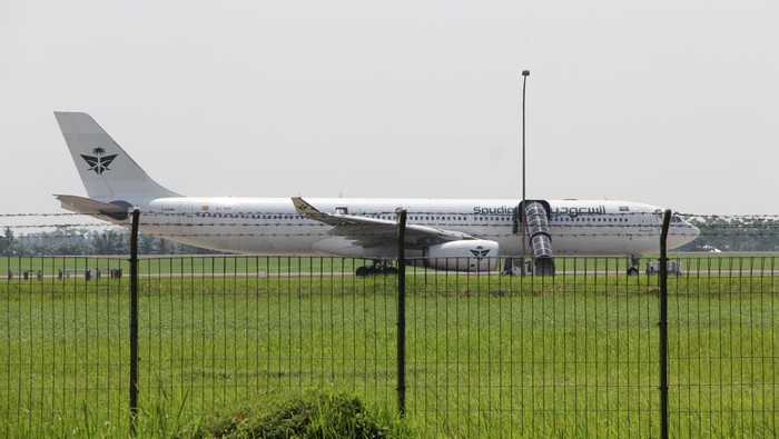 Petugas menggunakan kendaraan membawa koper jamaah haji dari pesawat Saudia Airlines nomor penerbangan SV-5688 di landasan usai mendarat darurat di Bandara Internasional Kualanamu, Kabupaten Deli Serdang, Sumatera Utara, Sabtu (21/6/2025). Pesawat Saudia yang berangkat dari Jeddah tujuan Surabaya dengan membawa sebanyak 376 jamaah haji mendarat darurat di Bandara Internasional Kualanmu akibat adanya dugaan teror bom. ANTARA FOTO/Yudi Manar/tom.