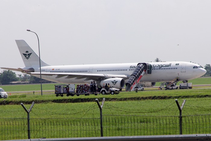 Petugas menggunakan kendaraan membawa koper jamaah haji dari pesawat Saudia Airlines nomor penerbangan SV-5688 di landasan usai mendarat darurat di Bandara Internasional Kualanamu, Kabupaten Deli Serdang, Sumatera Utara, Sabtu (21/6/2025). Pesawat Saudia yang berangkat dari Jeddah tujuan Surabaya dengan membawa sebanyak 376 jamaah haji mendarat darurat di Bandara Internasional Kualanmu akibat adanya dugaan teror bom. ANTARA FOTO/Yudi Manar/tom.