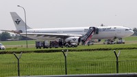 Pesawat Saudia yang berangkat dari Jeddah tujuan Surabaya dengan membawa sebanyak 376 jamaah haji mendarat darurat di Bandara Internasional Kualanmu akibat adanya dugaan teror bom.  ANTARA FOTO/Yudi Manar