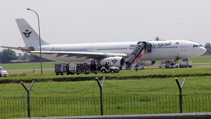 Teror bom pesawat Saudia Airlines Petugas menggunakan kendaraan membawa koper jamaah haji dari pesawat Saudia Airlines nomor penerbangan SV-5688 di landasan usai mendarat darurat di Bandara Internasional Kualanamu, Kabupaten Deli Serdang, Sumatera Utara, Sabtu (21/6/2025). Pesawat Saudia yang berangkat dari Jeddah tujuan Surabaya dengan membawa sebanyak 376 jamaah haji mendarat darurat di Bandara Internasional Kualanmu akibat adanya dugaan teror bom. ANTARA FOTO/Yudi Manar/tom.