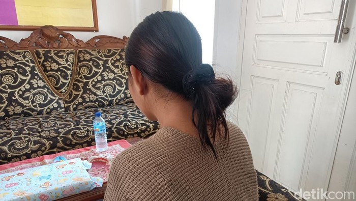 Tersangka ES alias Memy saat ditemui di Sentra Paramita, Sabtu (21/6/2025).