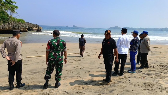 Tim SAR gabungan lakukan pencarian pelajar yang hanyut di Pantai Ungapan Malang