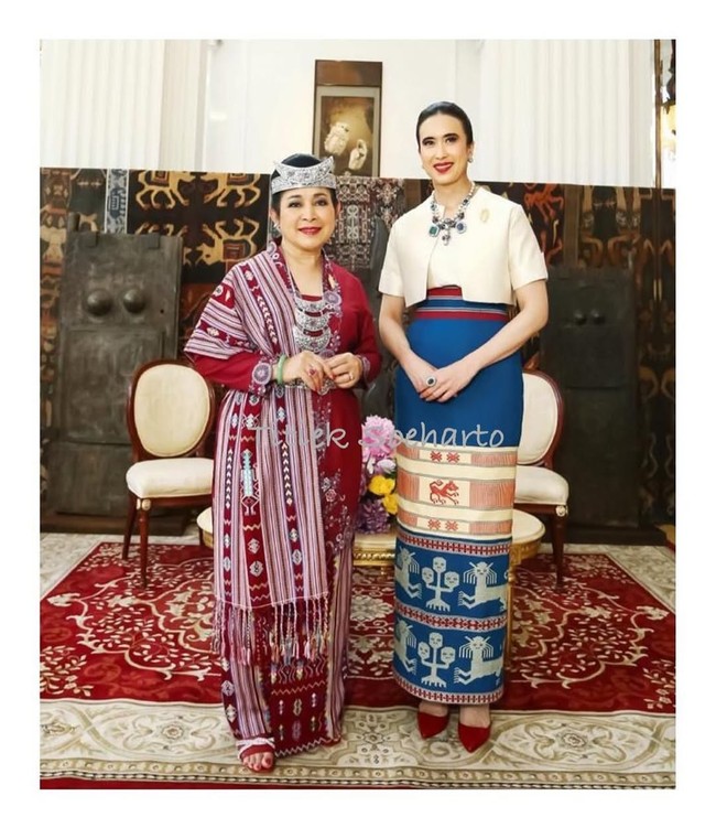 Keindahan kain tradisional NTT menghiasi penampilan para tamu di kegiatan Himpunan Ratna Busana baru-baru ini. Titiek Soeharto sebagai ketua umum HRB pun memberikan penampilan terbaiknya dalam balutan kebaya merah marun yang dipadu dengan tenun NTT berwarna senada. (Foto: Instagram/@titieksoeharto)