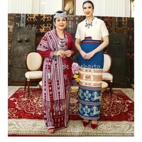 Keindahan kain tradisional NTT menghiasi penampilan para tamu di kegiatan Himpunan Ratna Busana baru-baru ini. Titiek Soeharto sebagai ketua umum HRB pun memberikan penampilan terbaiknya dalam balutan kebaya merah marun yang dipadu dengan tenun NTT berwarna senada. (Foto: Instagram/@titieksoeharto)