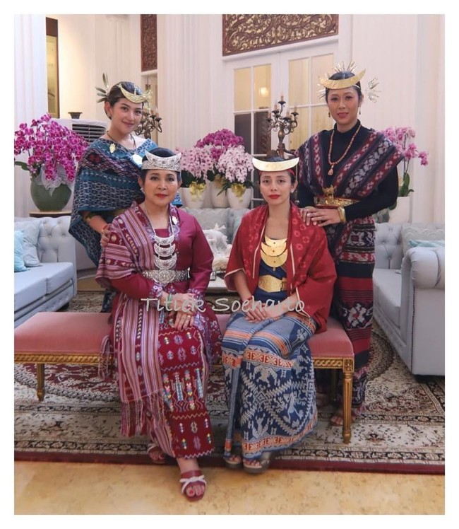 Berbusana etnik khas NTT turut dimaksimalkan putri presiden ke-2 Republik Indonesia Soeharto itu dengan aksesori adat berbahan perak. Mulai dari hiasan kepala, kalung, dan sabuk. (Foto: Instagram/@titieksoeharto)