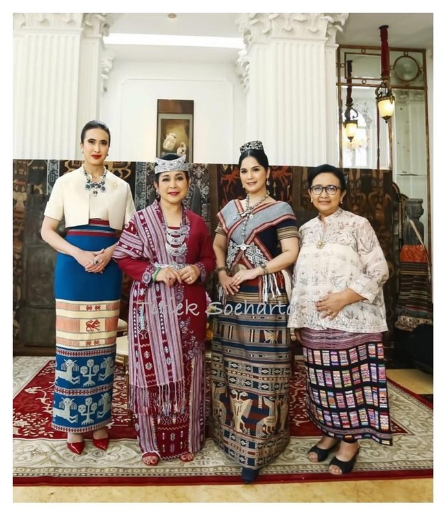 Hadir pula Menteri Pariwisata Widiyanti Putri Wardhana dan Ketua Umum Yayasan Jantung Indonesia Annisa Pohan Yudhoyono. Memilih tampilan yang modern, Widiyanti memadukan rok pensil high-waisted tenunnya dengan crop blazer. Sementara itu, Annisa anggun dalam balutan atasan bersiluet X dan rok tenun maksi. (Foto: Instagram/@titieksoeharto)