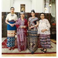 Hadir pula Menteri Pariwisata Widiyanti Putri Wardhana dan Ketua Umum Yayasan Jantung Indonesia Annisa Pohan Yudhoyono. Memilih tampilan yang modern, Widiyanti memadukan rok pensil high-waisted tenunnya dengan crop blazer. Sementara itu, Annisa anggun dalam balutan atasan bersiluet X dan rok tenun maksi. (Foto: Instagram/@titieksoeharto)