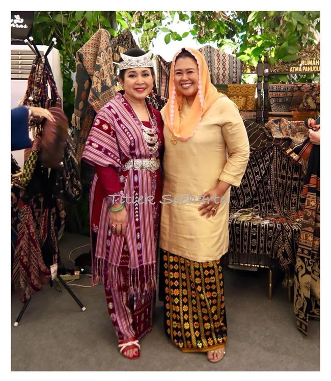 Yenny Wahid, putri presiden ke-4 Abdurrahman Wahid, juga tak absen. Ia memilih tampilan busana nasional dengan dominasi warna kekuningan. (Foto: Instagram/@titieksoeharto)