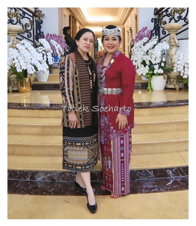 Kegiatan bertema “Mengenal Wastra, Busana, Budaya dan Kuliner Nusa Tenggara Timur“ itu turut mendapat dukungan dari etua Dewan Perwakilan Rakyat (DPR) RI iPuan Maharani. Putri presiden ke-5 RI Megawati Soekarnoputri itu tampil dengan padanan terusan hitam dan blazer yang dihiasi tenun NTT. (Foto: Instagram/@titieksoeharto)