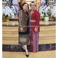 Kegiatan bertema “Mengenal Wastra, Busana, Budaya dan Kuliner Nusa Tenggara Timur“ itu turut mendapat dukungan dari etua Dewan Perwakilan Rakyat (DPR) RI iPuan Maharani. Putri presiden ke-5 RI Megawati Soekarnoputri itu tampil dengan padanan terusan hitam dan blazer yang dihiasi tenun NTT. (Foto: Instagram/@titieksoeharto)