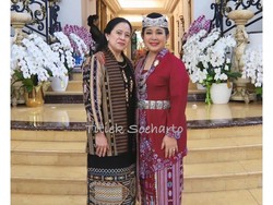 Foto: Gaya Kompak Titiek Soeharto & Para Ibu Pejabat Promosikan Wastra NTT
