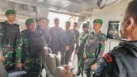 TNI berkoordinasi dengan pihak Polri di dalam pesawat setelah dilakukan evakuasi penumpang. (Foto: dok Kodam I/BB)