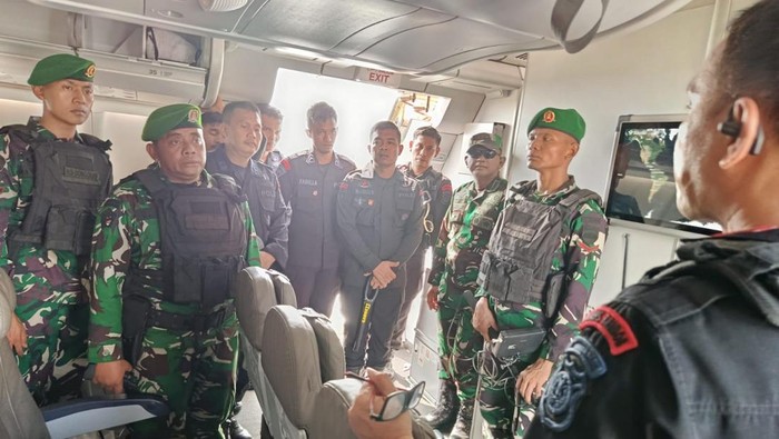 TNI berkoordinasi dengan pihak Polri di dalam pesawat setelah dilakukan evakuasi penumpang. (Foto: dok Kodam I/BB).