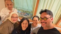 Tora Sudiro dan Mieke Amalia bersama keluarga menengok cucu pertama yang baru lahir. Senyum bahagia terpancar. Foto: dok. Instagram Tora Sudiro