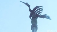 Sebuah ukiran kayu berbentuk burung enggang tampak kokoh di halaman Kantor Desa Tengkapak. Desa yang berbatasan dengan Kecamatan Tanjung Selor ini didominasi masyarakat suku Dayak.