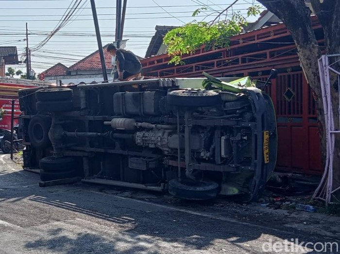 Truk boks terguling di jalan Polanharjo-Cokro, Desa Wangen, Kecamatan Polanharjo, Klaten, Sabtu (21/6/2025).