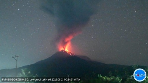 Visual Gunung Lewotobi Laki-laki di Flores Timur, Nusa Tenggara Timur (NTT), saat kembali meletus sekitar pukul 00.24 Wita pada Sabtu (21/6/2025). (Foto: Dok. PVMBG)