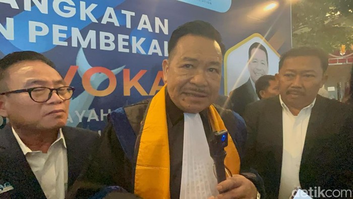 Wakil Menteri Koordinator Bidang Hukum, HAM, Imigrasi, dan Pemasyarakatan Otto Hasibuan bersama DPC Peradi Surabaya saat ditemui awak media di Hotel Wyndham, Sabtu (21/6/2025).
