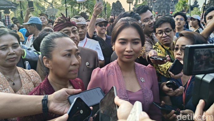Wakil Menteri Pariwisata Ni Luh Puspa dan Anggota DPD RI Niluh Djelantik saat dijumpai seusai pelepasan pawai Pesta Kesenian Bali di Denpasar, Bali, Sabtu (21/6/2025).