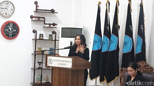 Wamenpar Ni Luh Enik Ermawati atau Ni Luh Puspa saat mengisi kuliah umum di Universitas Mahendradatta, Denpasar, Bali, pada Sabtu (21/6/2025). (Ni Made Lastri Karsiani Putri/detikBali)