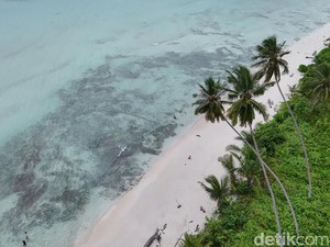 Surga di Biduk-Biduk: Pantai Pasir Putih, Danau Dua Rasa, Pulau Eksotis