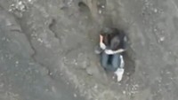 Juliana Marins (26), seorang turis Brasil, dilaporkan jatuh sekitar ratusan meter saat mendaki Gunung Rinjani pada 20 Juni 2025. Berdasarkan jejak drone, ia sempat terlihat masih hidup dan berteriak minta tolong, namun kabut dan medan yang curam membuat tim SAR kesulitan menjangkau posisinya. (Dok. Tim SAR)