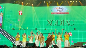 XODIAC pamit undur diri dari panggung Allo Bank Festival 2025. Sebelum menutup panggung mereka menyanyikan Special Love. Foto: Pingkan/detikcom